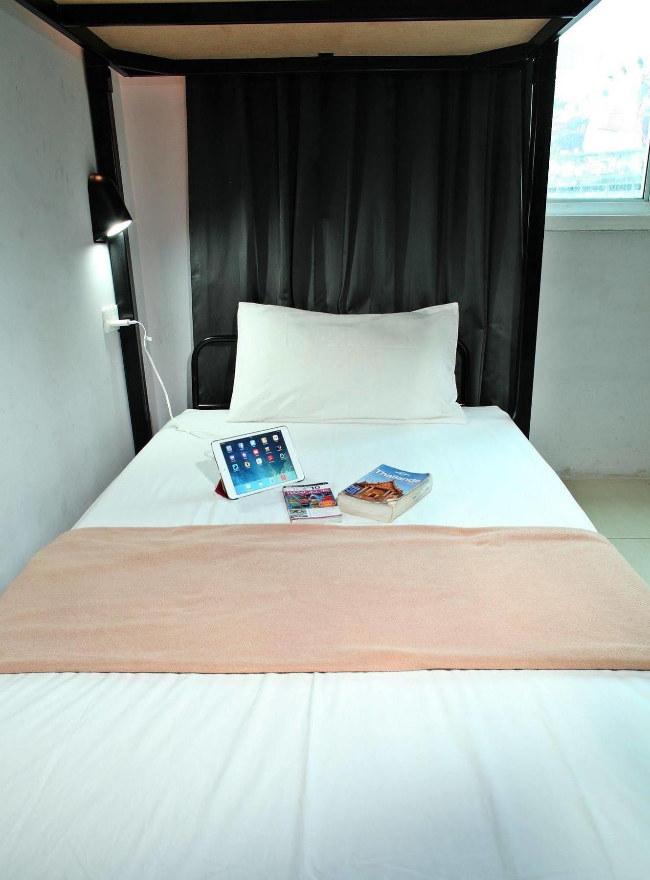 Link Corner Hostel Банкок Екстериор снимка